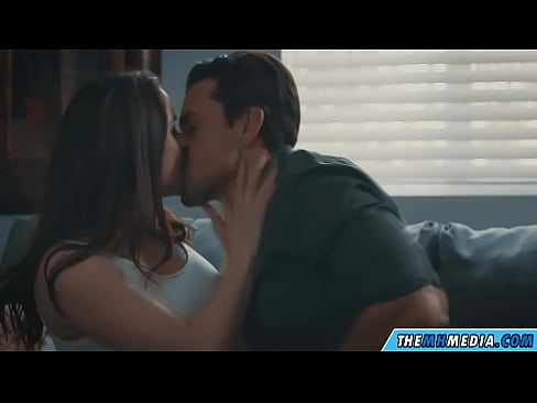 ❤️ Romantikong pakikipagtalik sa isang magandang busty na ina super porn sa amin