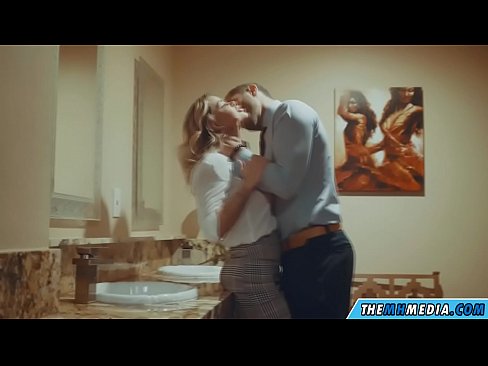 ❤️ Kapag ang isang busty blonde seduces sa isang pampublikong banyo super porn sa amin